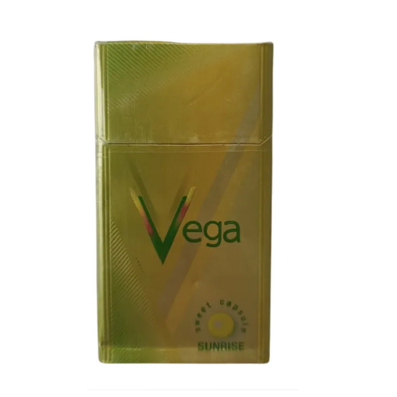 Tobacco Sepeti stoklarında bulunan orijinal Vega Sweet Capsule Sunrise Superslim sigara paketi, gün doğumu temalı canlı tasarımı ve kapsüllü filtresini gösteren profesyonel ürün görseli.